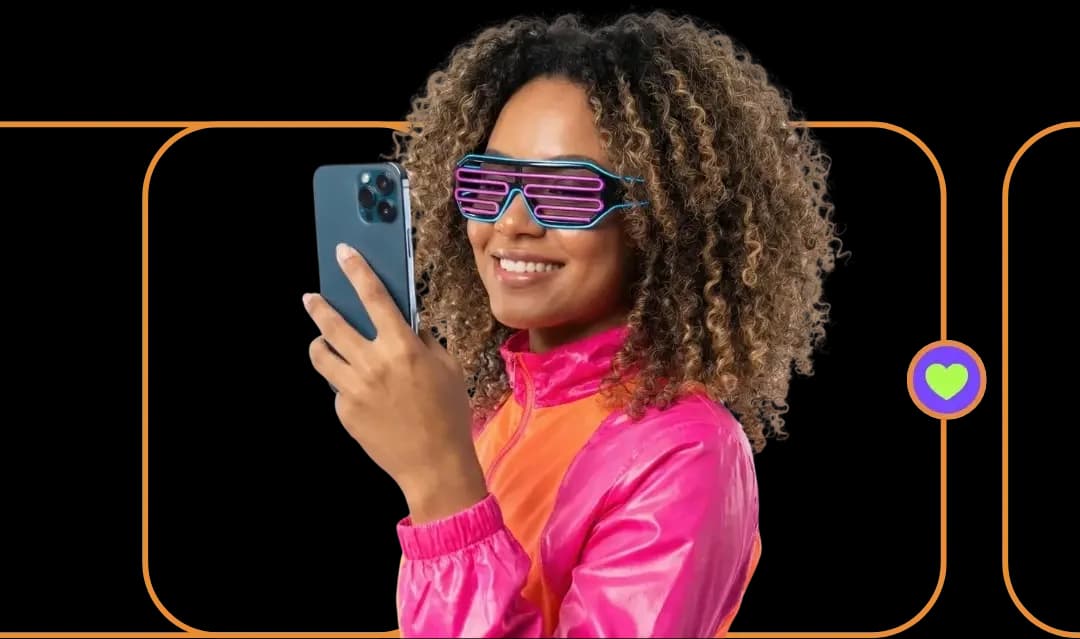 Garota estilosa com óculos neon usando o Clinc Bio no celular